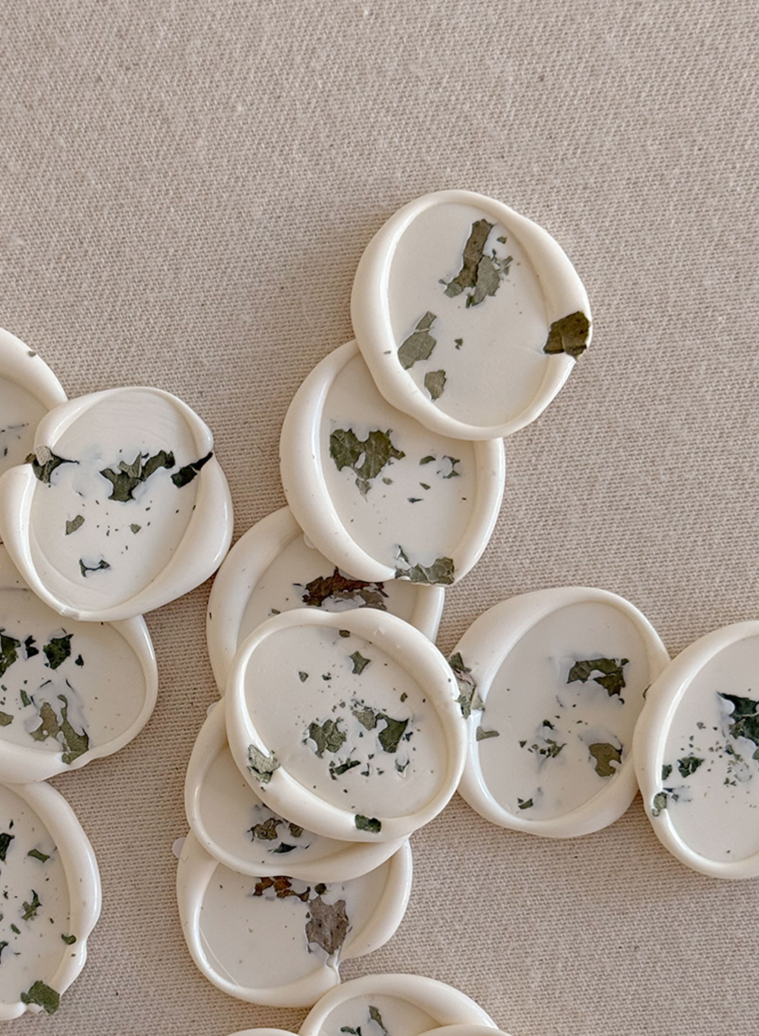 ΣΕΤ 25 ΑΥΤΟΚΟΛΛΗΤΑ ΚΕΡΙΟΥ ΜΕ ΑΠΟΞΗΡΑΜΕΝΑ ΠΡΑΣΙΝΑ ΦΥΛΛΑ