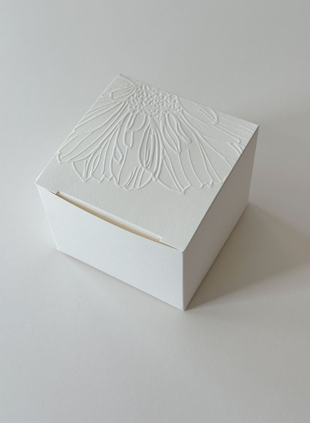 Κουτί 10x10x8cm με embossed λουλούδι